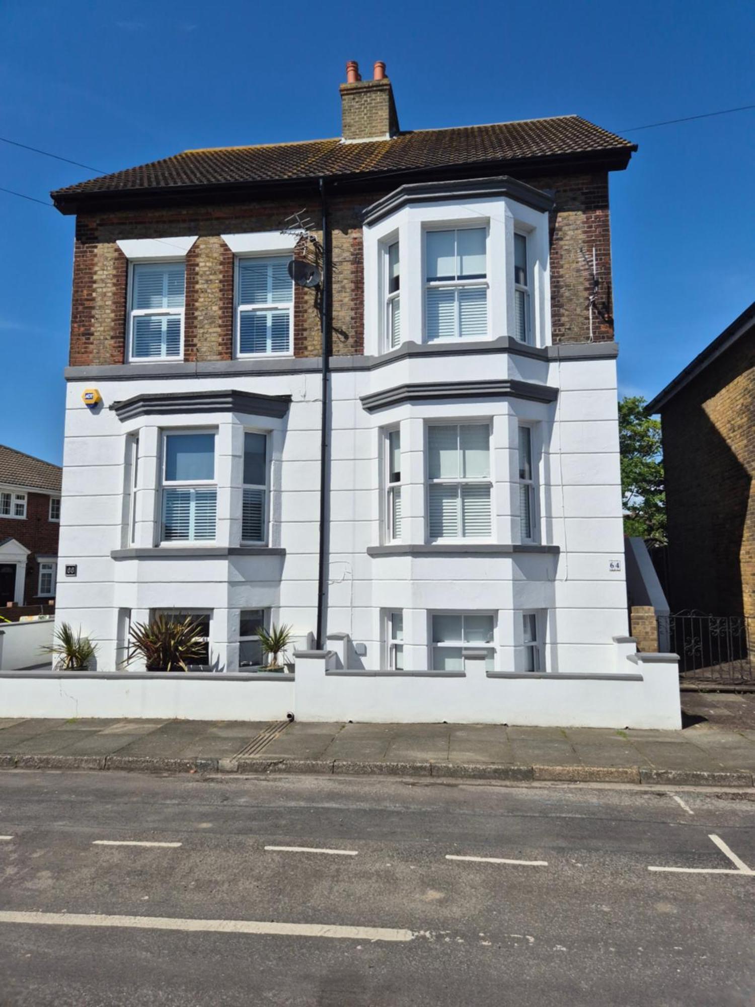 Spacious Seaside Escape In The Heart Of Deal, 4 Mins From The Beach Bagian luar foto