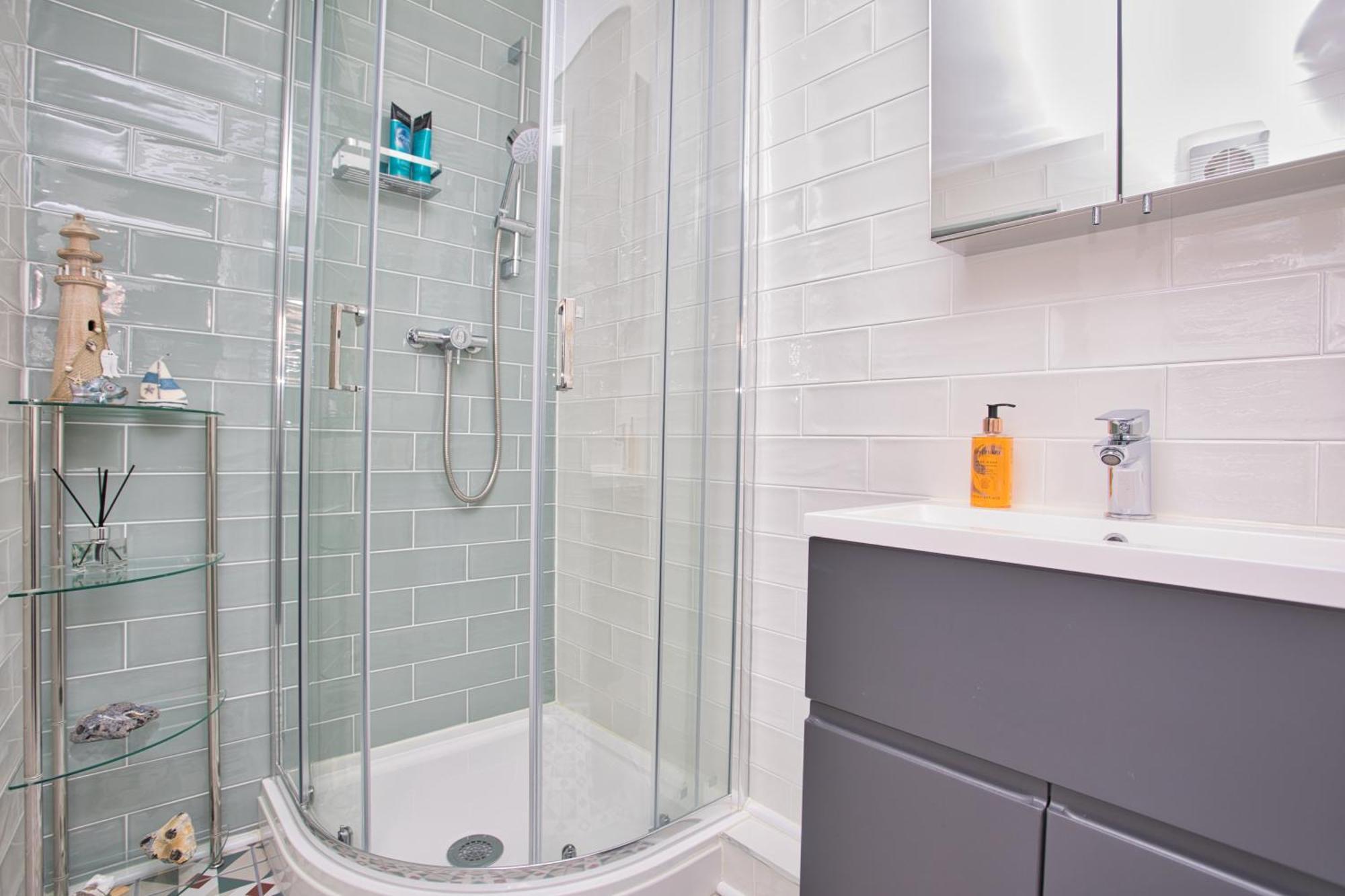 Spacious Seaside Escape In The Heart Of Deal, 4 Mins From The Beach Bagian luar foto