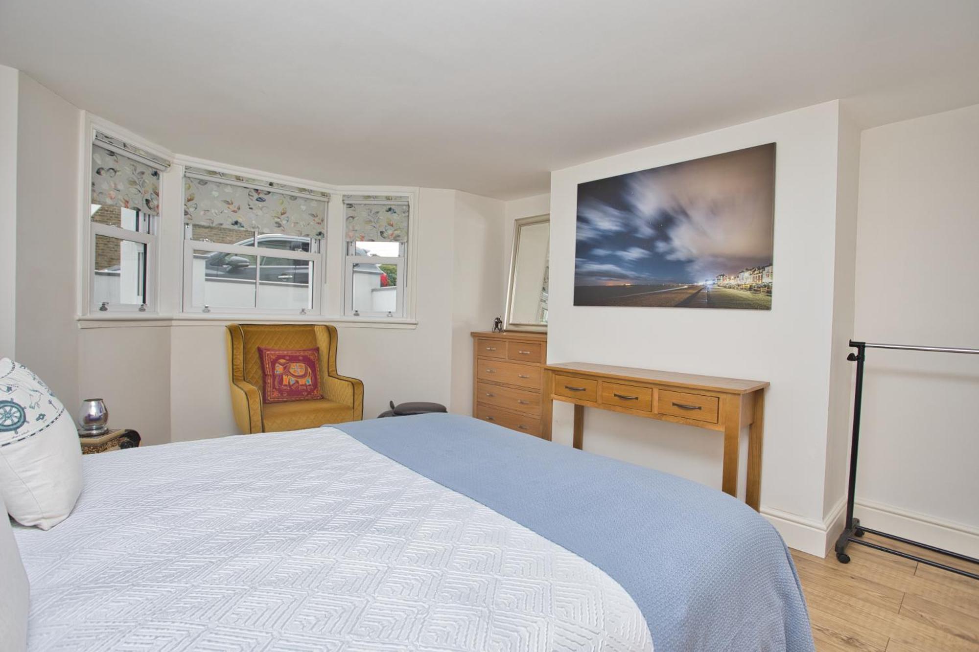 Spacious Seaside Escape In The Heart Of Deal, 4 Mins From The Beach Bagian luar foto