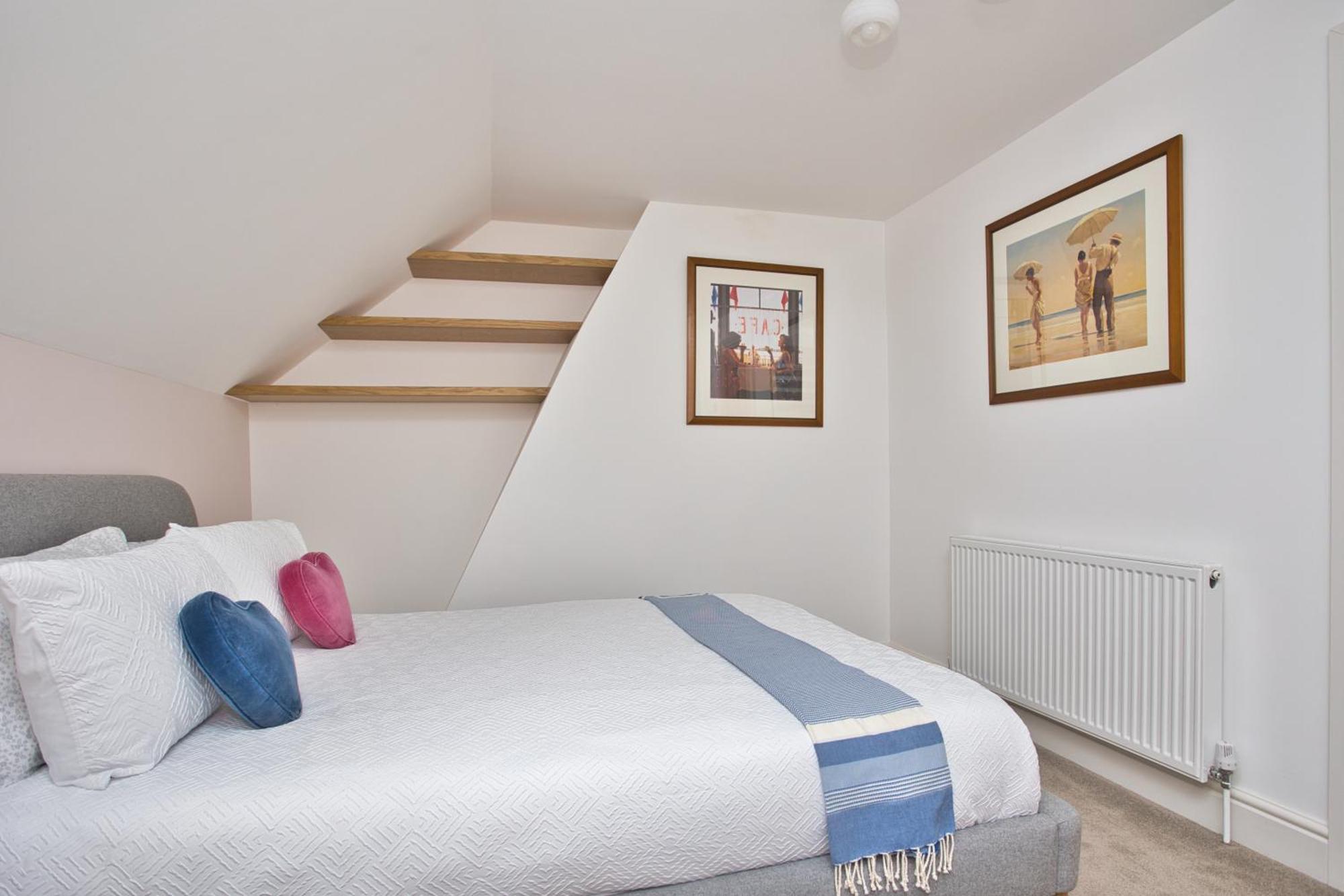 Spacious Seaside Escape In The Heart Of Deal, 4 Mins From The Beach Bagian luar foto