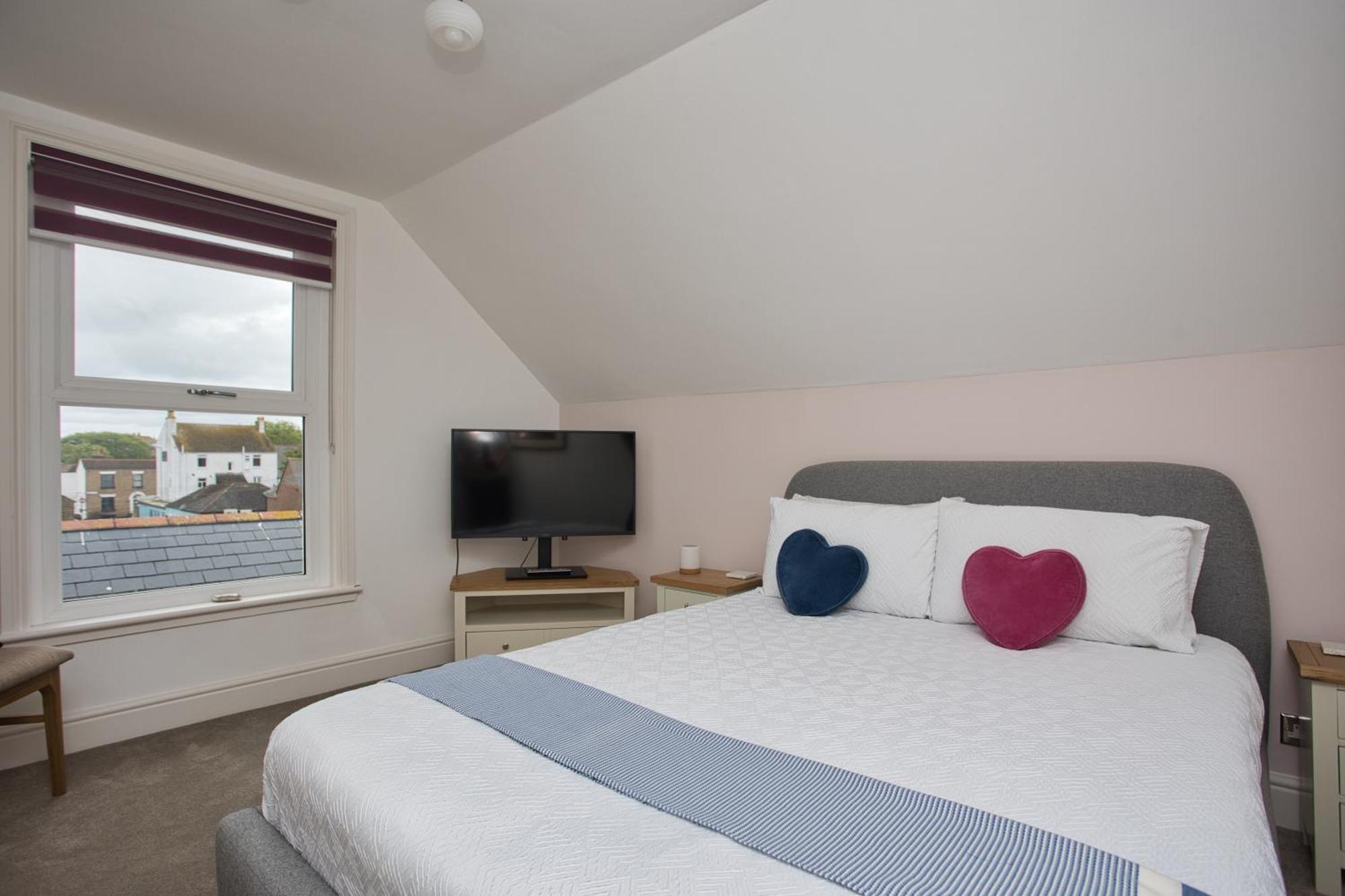 Spacious Seaside Escape In The Heart Of Deal, 4 Mins From The Beach Bagian luar foto