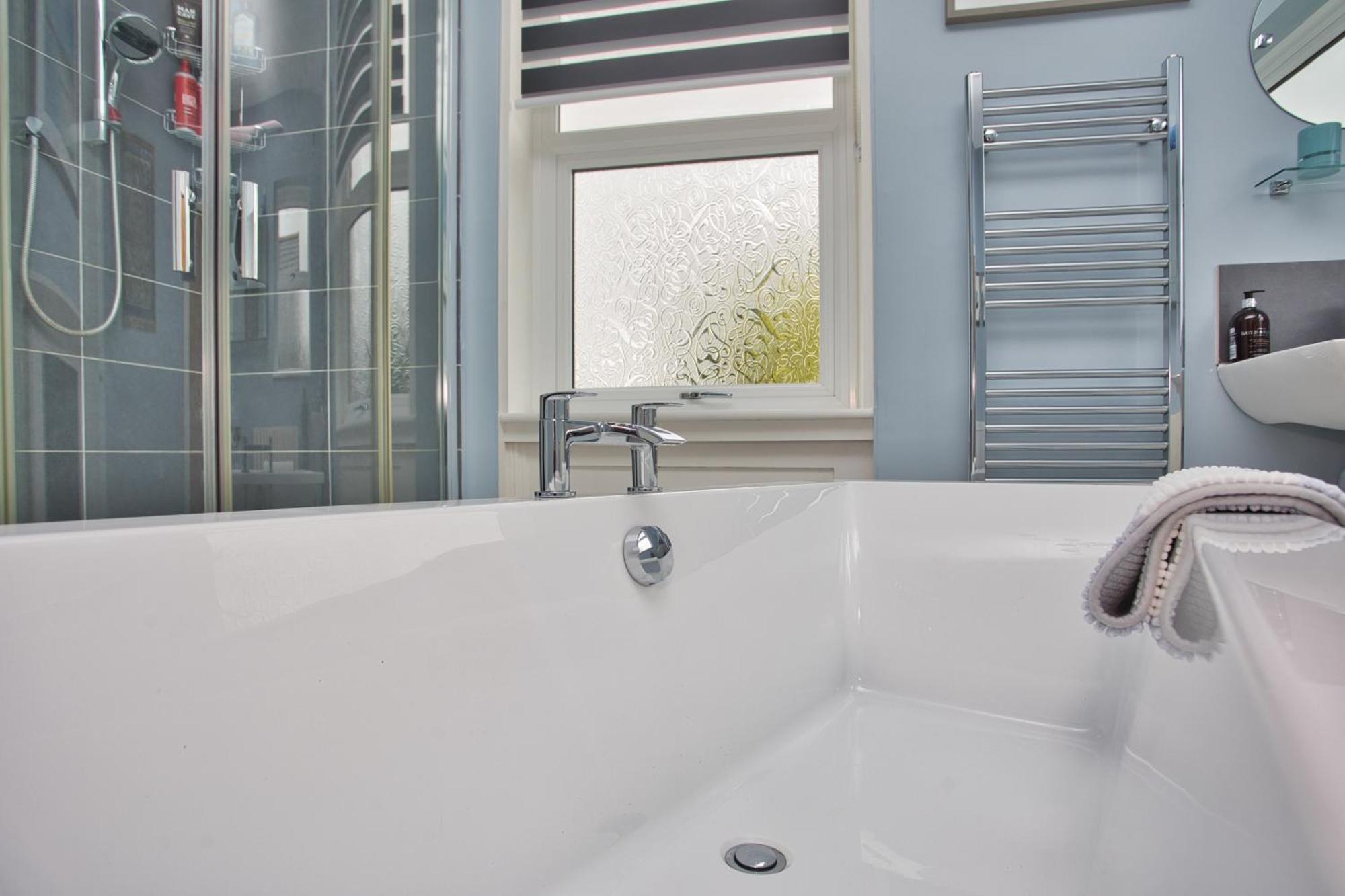 Spacious Seaside Escape In The Heart Of Deal, 4 Mins From The Beach Bagian luar foto