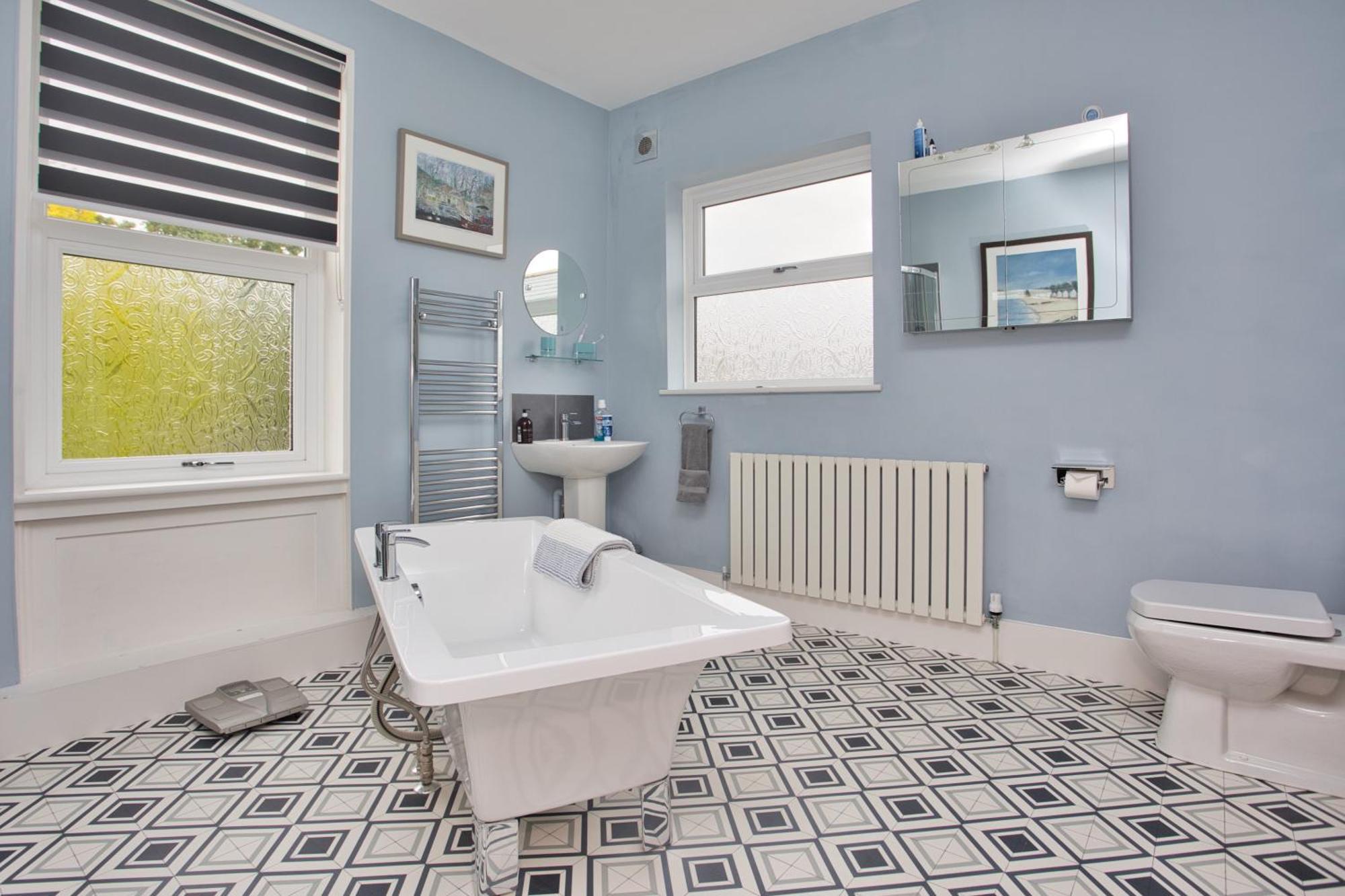 Spacious Seaside Escape In The Heart Of Deal, 4 Mins From The Beach Bagian luar foto