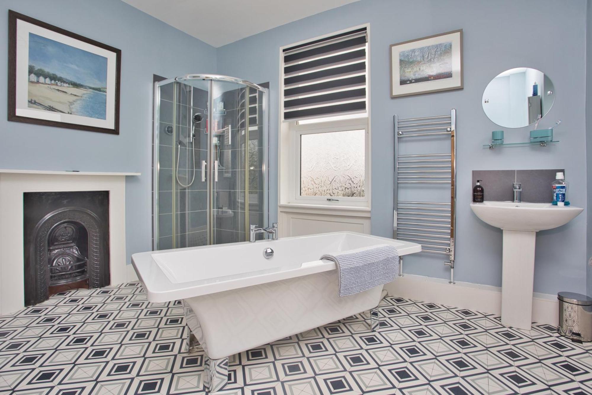 Spacious Seaside Escape In The Heart Of Deal, 4 Mins From The Beach Bagian luar foto