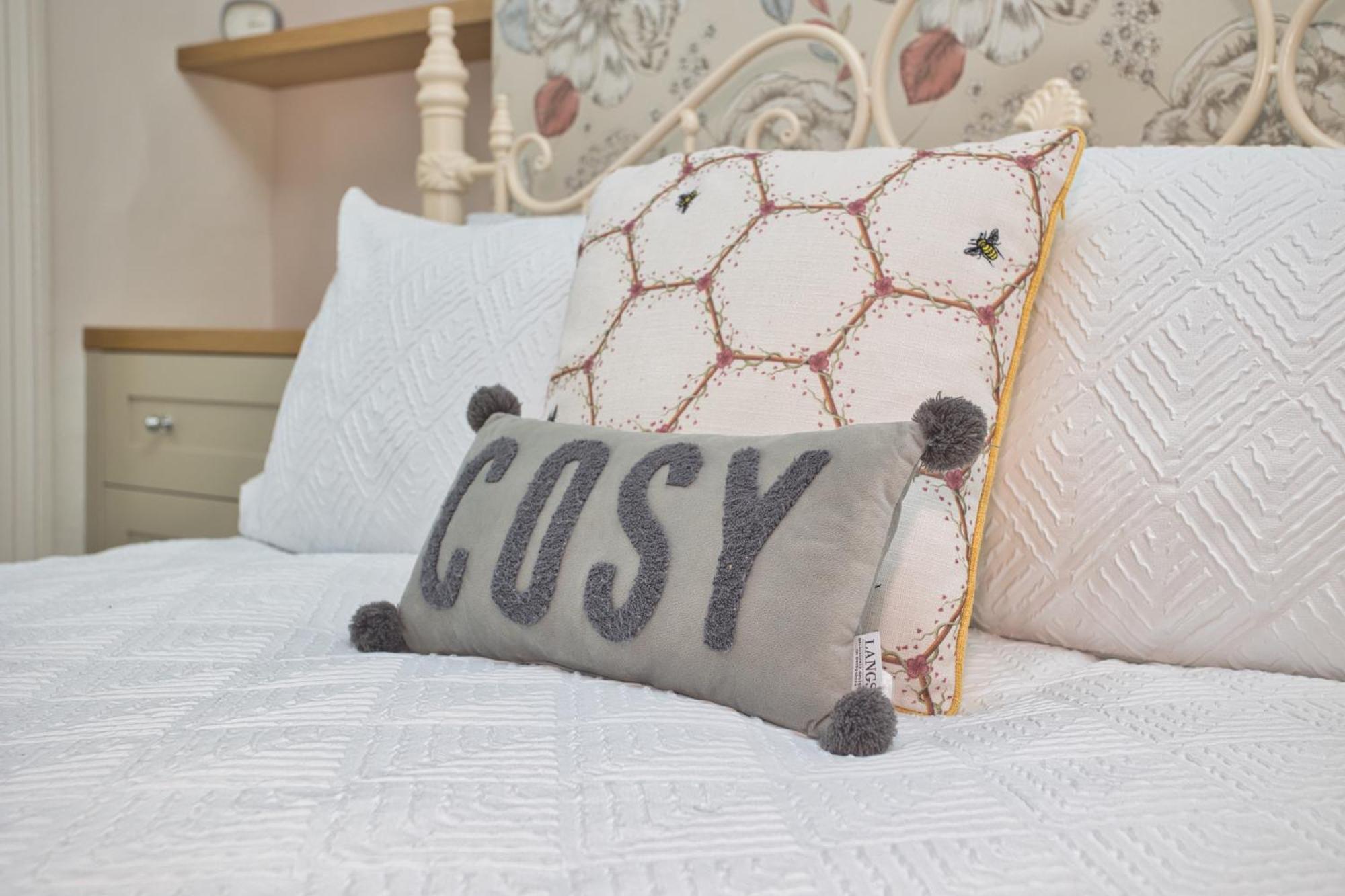 Spacious Seaside Escape In The Heart Of Deal, 4 Mins From The Beach Bagian luar foto