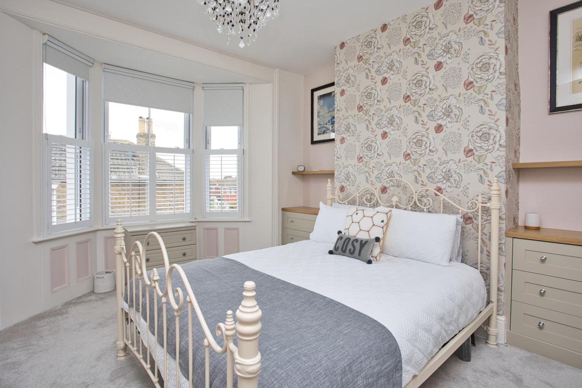 Spacious Seaside Escape In The Heart Of Deal, 4 Mins From The Beach Bagian luar foto