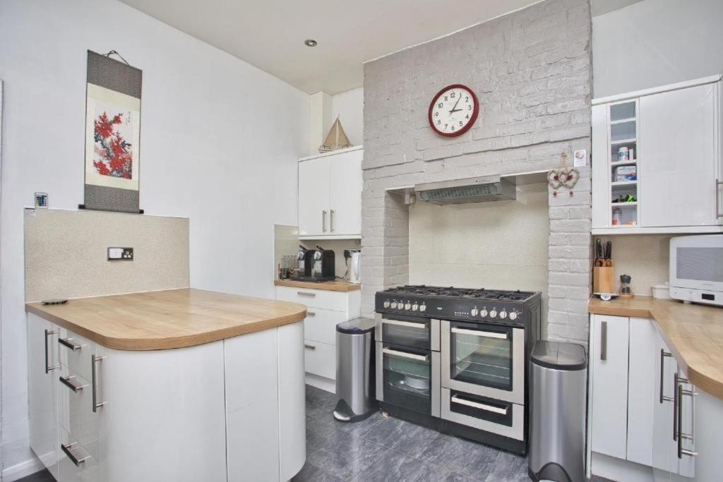 Spacious Seaside Escape In The Heart Of Deal, 4 Mins From The Beach Bagian luar foto