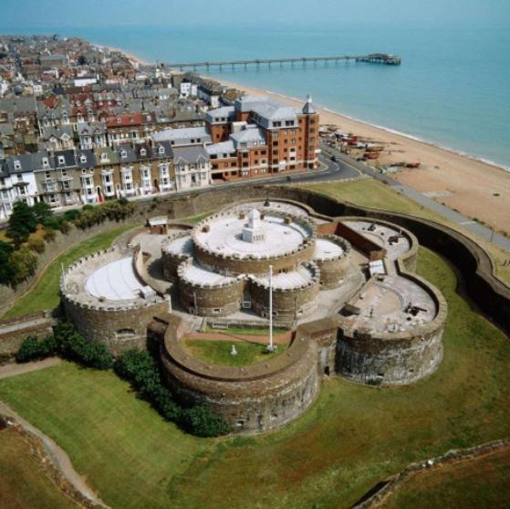 Spacious Seaside Escape In The Heart Of Deal, 4 Mins From The Beach Bagian luar foto