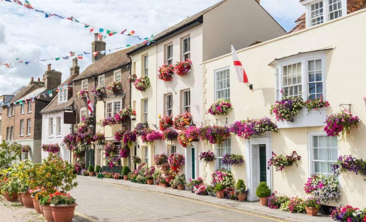 Spacious Seaside Escape In The Heart Of Deal, 4 Mins From The Beach Bagian luar foto